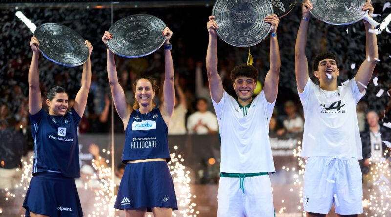 Ganadores Premier Padel Cancún P2 2026: Arturo Coello, Agustín Tapia, Gemma Triay y Delfi Brea con el trofeo.